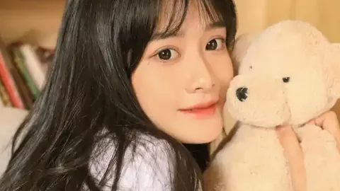 医生蹲地上看CT片