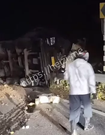 揭阳货车侧翻事故